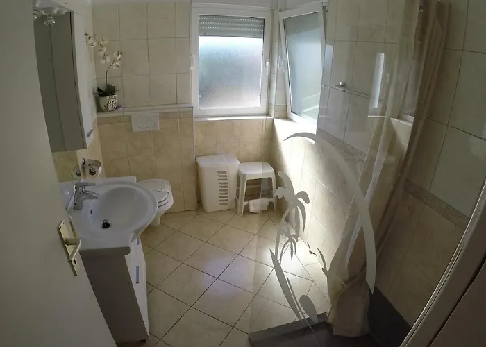 Jannine Biograd Na Moru